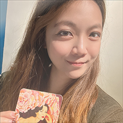 Madina 奕彤 塔羅占卜師與培訓講師